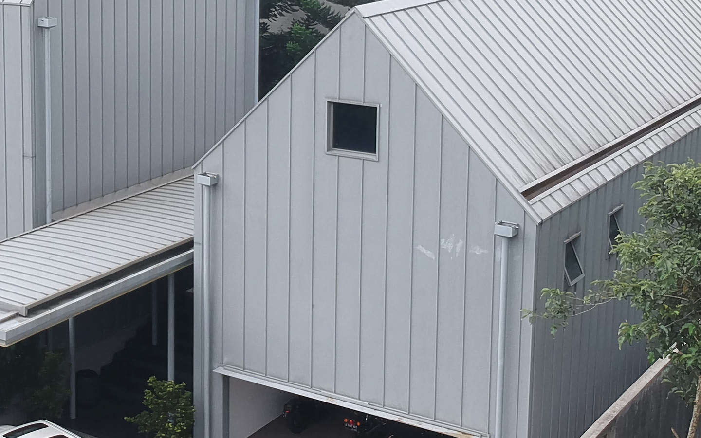 COLORBOND® Gull Grey Atap Baja Trinity House.jpg